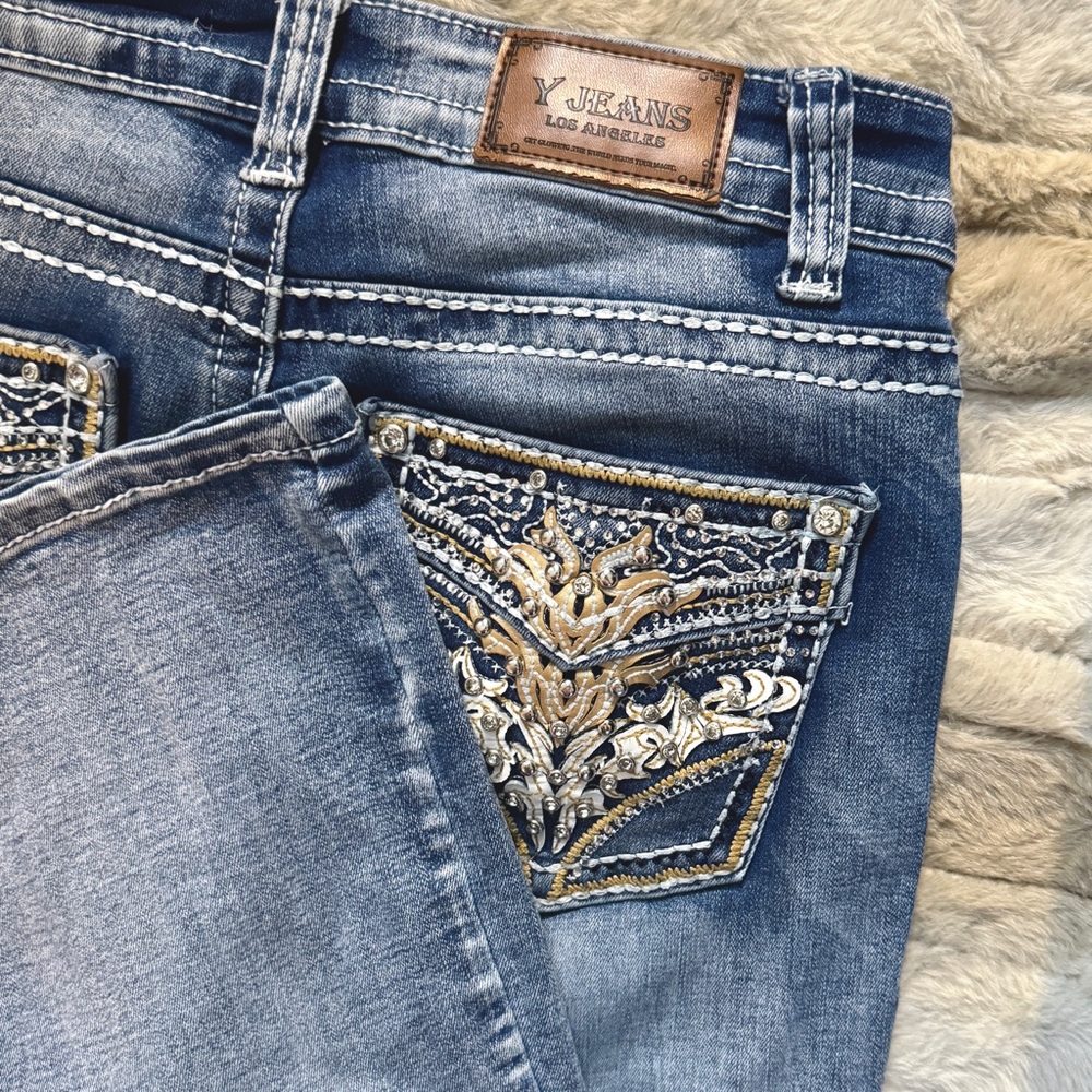 Blue mid-rise bootcut jeans with embroidery